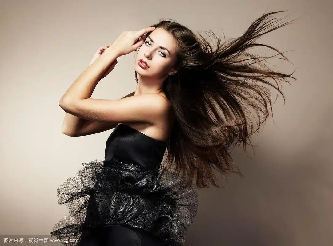 年轻的舞蹈女子的肖像,长发飘逸.时尚的照片