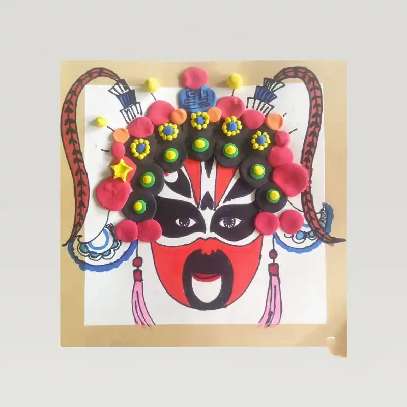 5-6岁国风粘土儿童画《京剧脸谱》 先用椭圆形画出人脸,然后用粘土做