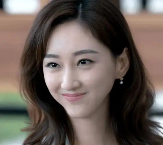 除了外形气质上张宇菲惊鸿一瞥惊艳全场,在设定和剧情推动上也很吸引