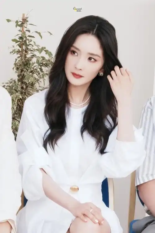 杨幂戛纳街拍##杨幂ins晒照##杨幂棕红色风衣##杨幂靴子##今日星拍