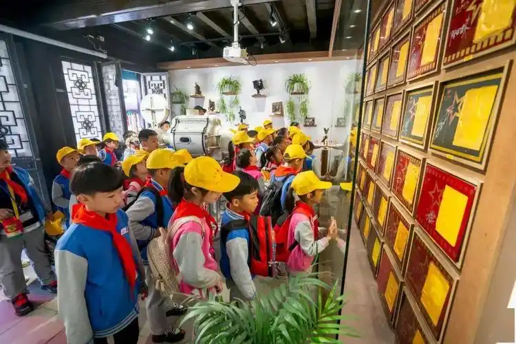 千人学生团开启象山影视城研学之旅