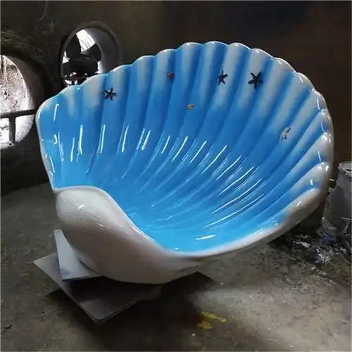 这种独特的艺术品将自然界的贝壳与现代材料玻璃钢完美地结合在一起