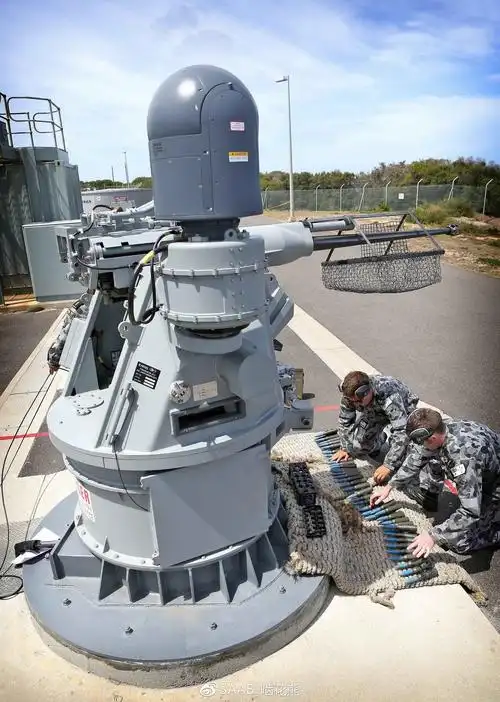 近年来流行安装小口径自动炮作为水面近距离防御武器,台风武器站是