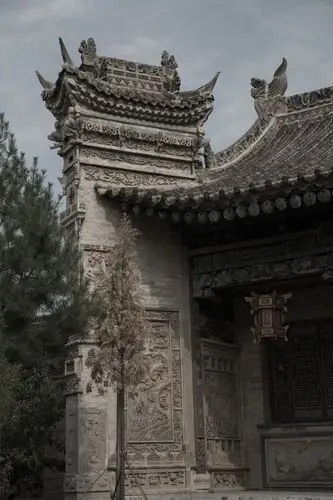 马头墙"亦称"封火墙",古代房屋多用木材造成,顾名思义,封火,防火!