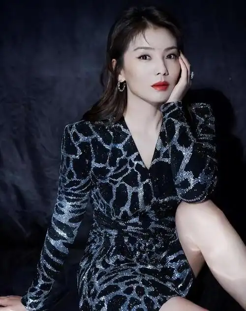 刘涛身材真丰满穿深v银色裙开叉到大腿水蛇腰太惊艳