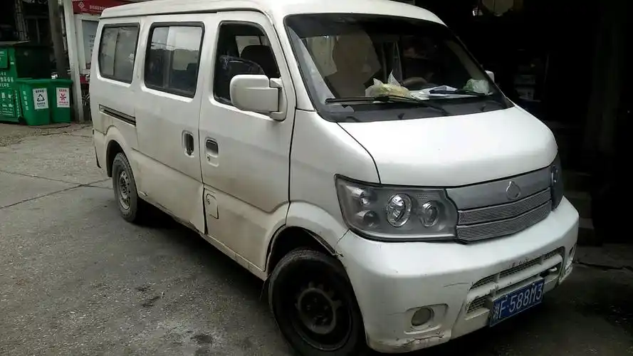 司机开走长安星光4500白色面包车(湘f588m3)