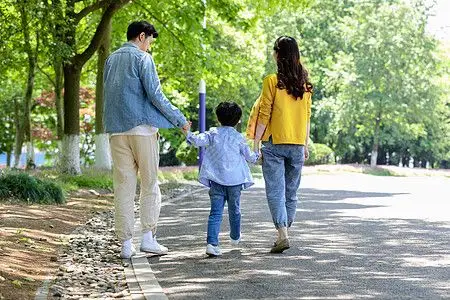 胖子背影一家三口出游背影背景