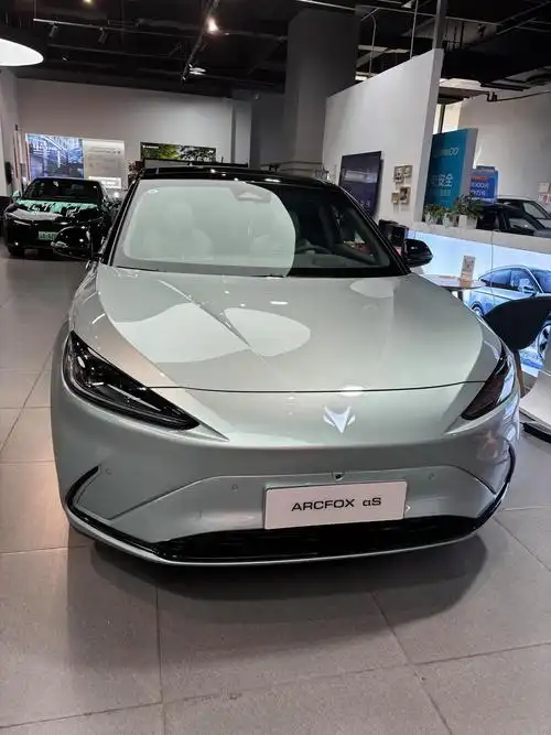 极狐阿尔法s,欣赏一下极狐阿尔法s的薄荷银色让我为之倾倒