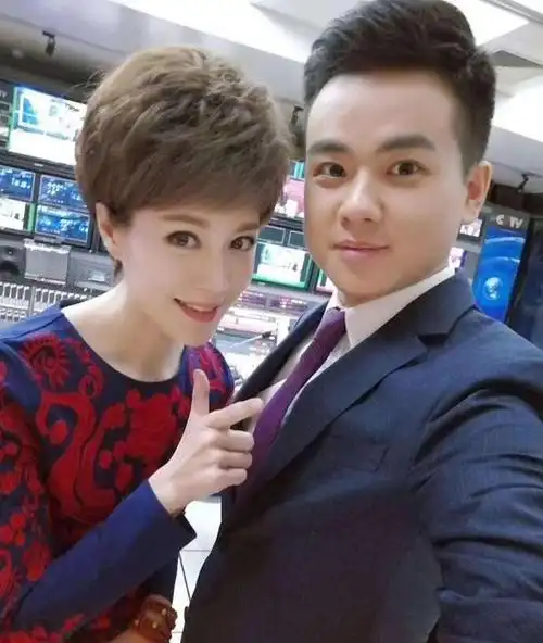 央视女主持失控现场:直播竖中指,打哈欠遭网友侮辱,犀利回怼_李文静