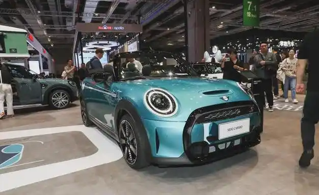 因此该车也同样采用了敞篷设计,外观则使用了代表海洋的蓝色涂装,在前