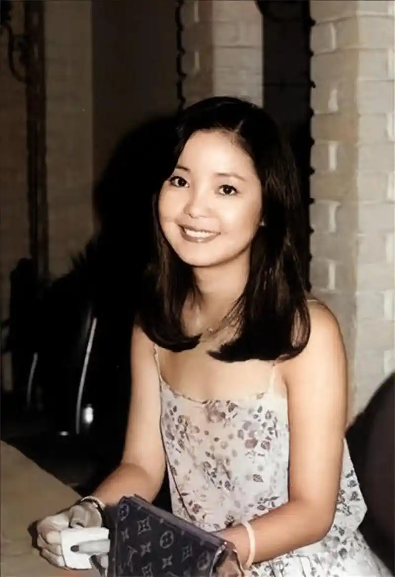 这张照片是年轻时候邓丽君的一张甜蜜留影.