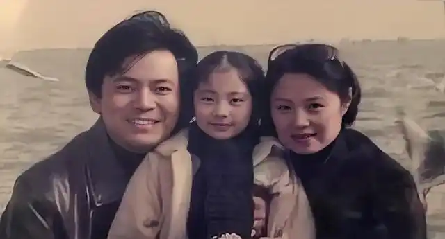 演员何政军大学错过巩俐后娶普通妻子生一女结婚31年零绯闻