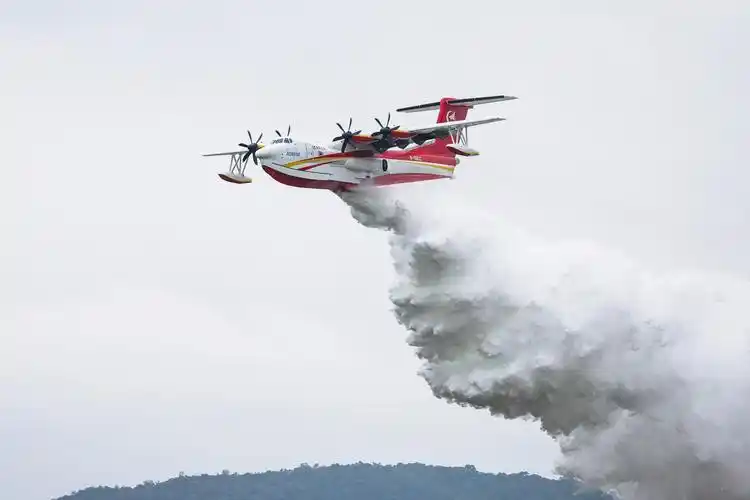 鲲龙大型灭火飞机参加中国航展全新涂装惊艳亮相进行12吨投水演示