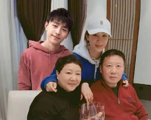 "隐藏"这么多年,杨紫母亲原来是《甄嬛传》里的她,难怪没公开