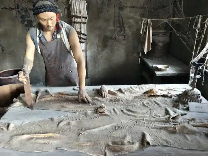 而更恐怖的,则是这个拔皮台,是扒人皮的,这个只在小说里听说的刑法