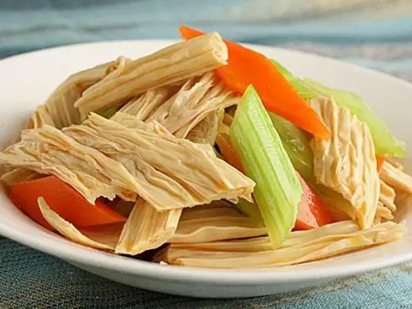 芹菜拌腐竹板面卤料芹菜:芹菜是常用蔬菜之一,既可热炒,又能凉拌,深受