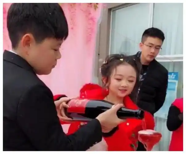 最美"袖珍女"结婚,30岁身高1米3嫁1米6老公,网友:娃咋生