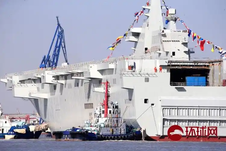 第三艘075型两栖攻击舰正式下水两艘075并排停靠黄浦江边