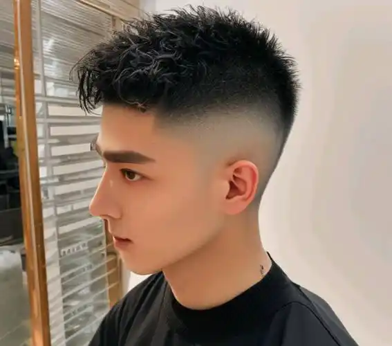 男人的头发可以剪,剪那里,但最好是两边剪短,适合大多数男人_发型