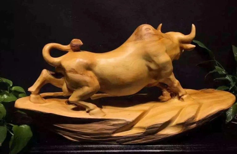 南唐-李家明咏卧牛不用五丁士,如何九折通.在吴频喘月,奔梦屡惊风.