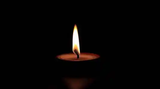 一盏牛油灯蜡烛在黑暗中发光, 主要用于迪瓦里或迪帕瓦里节照片