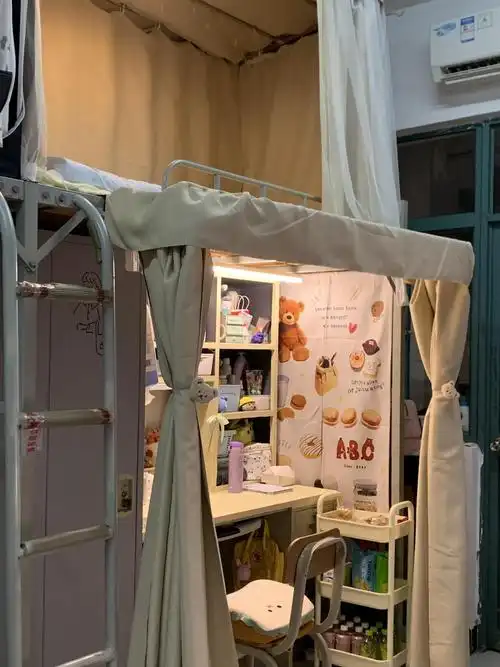 或是利用废旧物品创作出独具特色的装饰品,将宿舍打造成一个个温馨