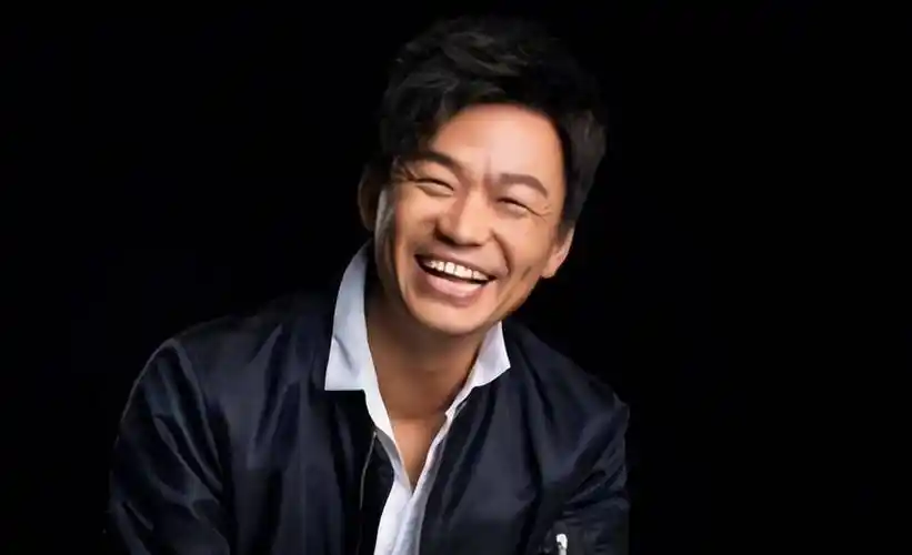 2003年《盲井》刚拍完不久,王宝强有点名气,但不多,他接到一部叫