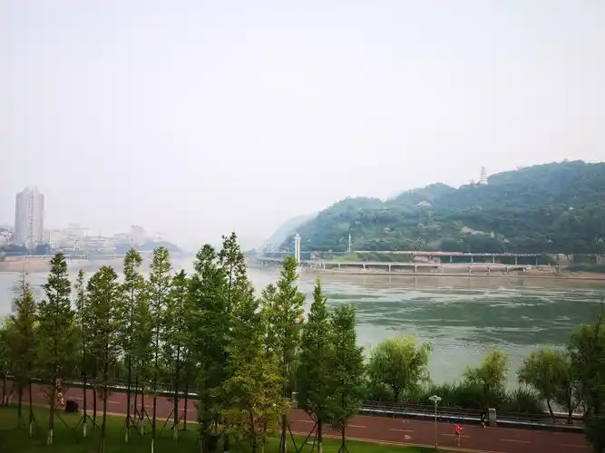 宜宾的长江公园就修建在金沙江和长江边上,实际上就是一大块城市绿地