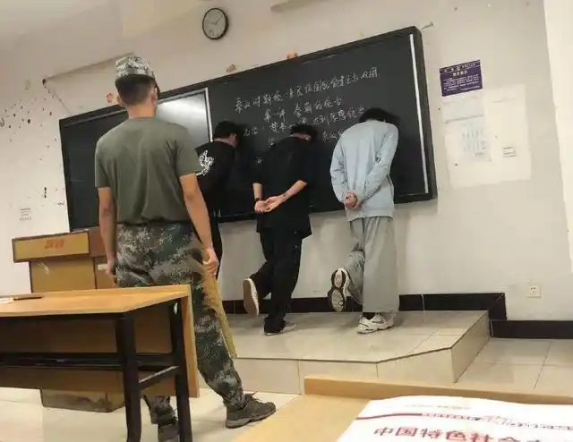 那些令人窒息的大型社死现场,尴尬到脚趾抠地,只想火速逃离地