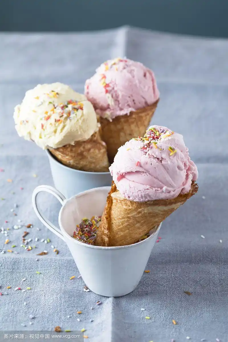装在杯子里的甜筒冰淇淋