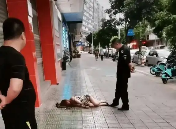 职业捡尸人就是专门在酒吧门口,收拾和处理那些喝了烂醉不省人事的