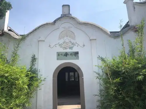 烈日下参观吴晗故居,培养新时代责任感