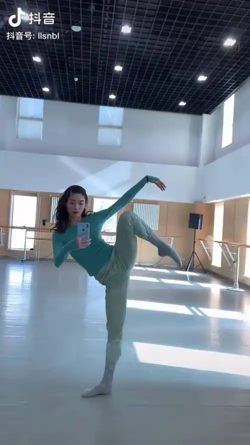 拨不通的电话遍布星辰的晚上舞蹈生日常练舞学舞蹈的女孩舞蹈课堂随拍
