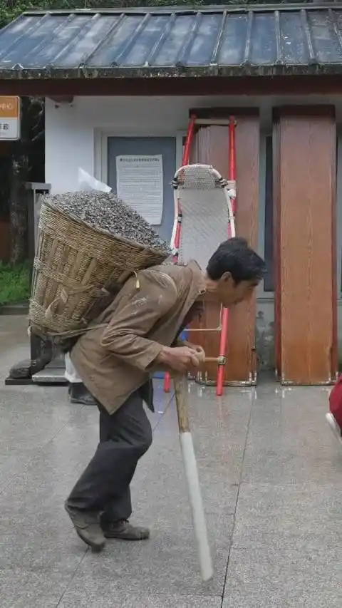 峨眉山背石头的人,一筐碎石子近二百斤,背一公里的山路