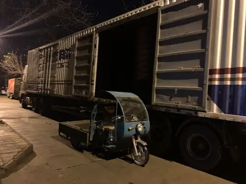 (凌晨3:48鑫鑫商行的物资还在卸货,监督的干部就在边上)