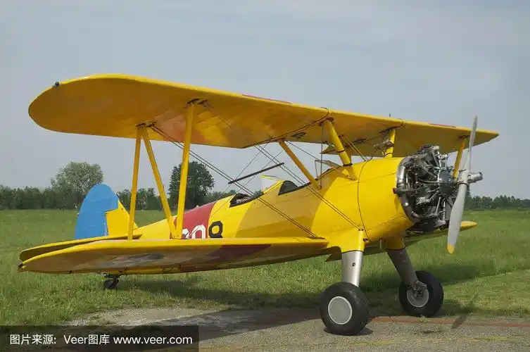 外面是老式的黄色双翼飞机,准备起飞了