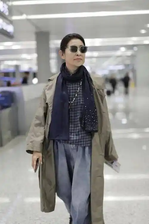 原创65岁倪萍瘦身后一点也不显老穿蓝色衬衫卷脚裤高级洋气