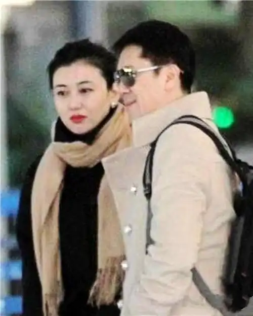 50岁蔡国庆近照,儿子帅气不输给他,妻子容颜却一直是个迷