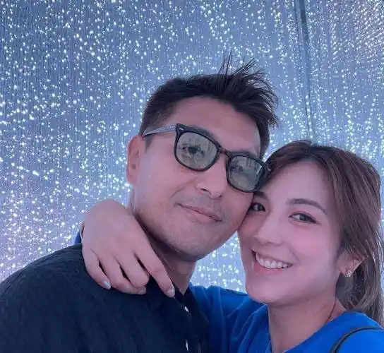 陈展鹏单文柔带女儿去打卡点拍照 女儿已经懂得给妈妈拍照_妻子_照片