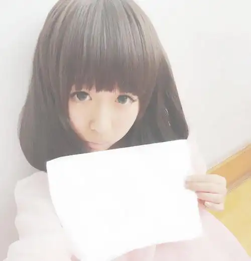 有没有女生拿着白纸的头像 多弄几张 注:没写字的. 急.