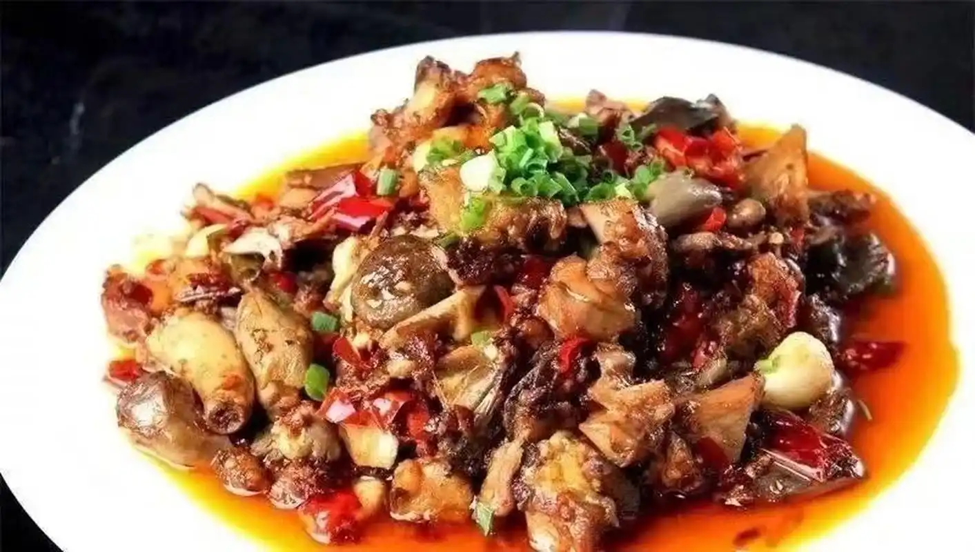 酸辣野菌鸡 酸辣鸡是达州的一道地方名菜,是把土鸡加泡萝卜,泡椒等炒