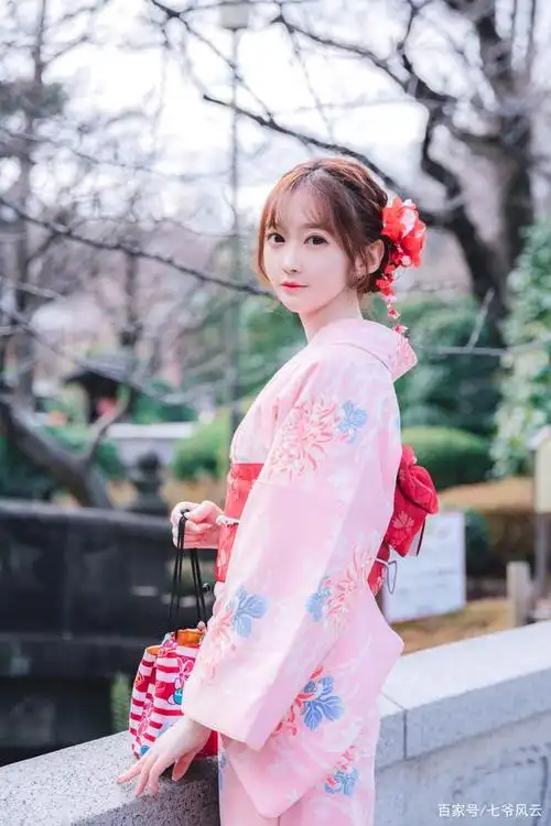 穿和服的漂亮小姑娘