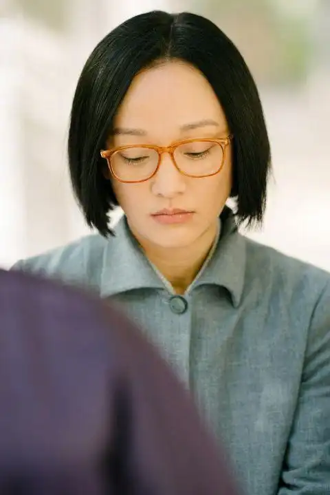 周迅功勋屠呦呦花絮照曝光中分短发戴眼镜造型朴素真实