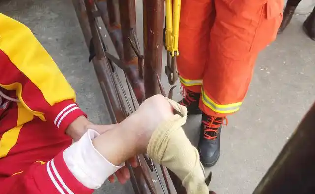 放学惊魂!女孩脚底被1厘米铁刺刺穿 消防紧急破拆救援