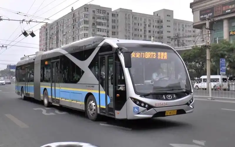 溜达在北京城里的无轨电车1