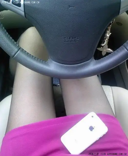 从这两条美腿上面的方向盘看,是什么车呢?