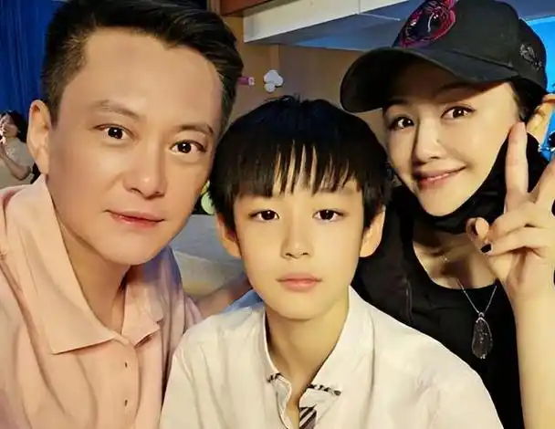 曹颖在她个人社交账号上发布了最新动态,庆祝她儿子小学毕业