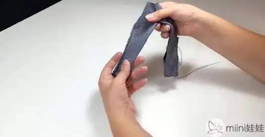 1,拿出白纸给芭比娃娃画裤子的样纸.2,画出来的样纸如下图,分前后.