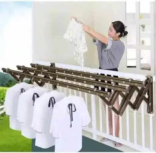 在阳台外做个延伸晾衣架挺好的,把衣服晒外面,既通风又有阳光,衣服干