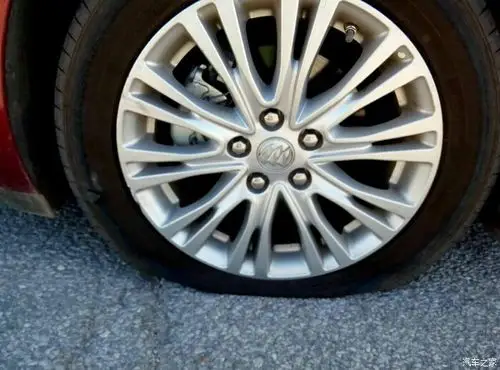 英朗爆胎了,有图,怎么换备胎?